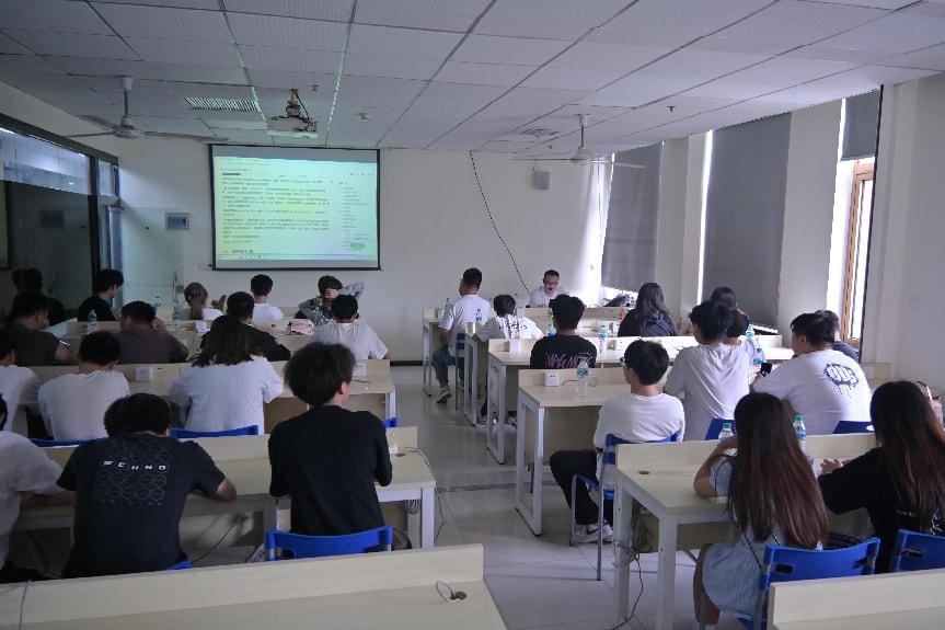 信息技術(shù)學院教育咨詢服務(wù) 連接學術(shù)與職業(yè)發(fā)展的橋梁